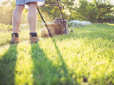 Grasmaaien in de zomer