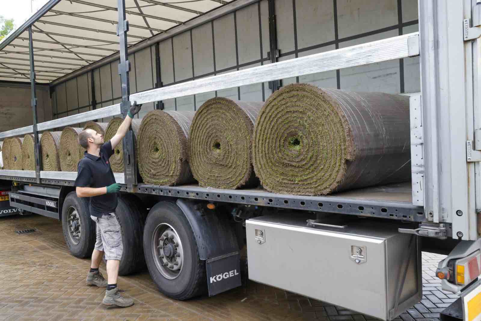 Graszoden laten bezorgen of zelf ophalen? Graszoden laten bezorgen of zelf ophalen?